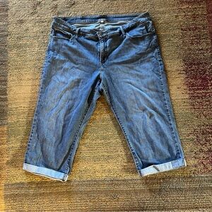 Levis Womens Jeans Size 22W medium wash cropped jeans